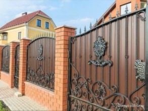 Кирпичный забор с ковкой  150 метров фото в Солнечногорске