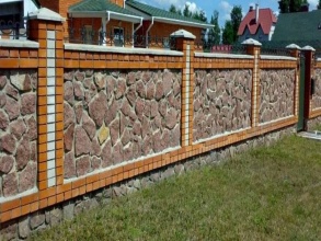 Кирпичный забор с камнем 12 метров фото в Солнечногорске