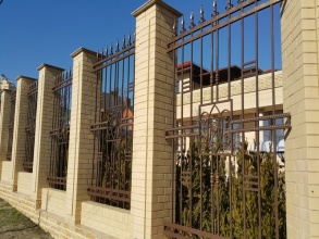 Кирпичный забор с ковкой  10 метров фото в Солнечногорске